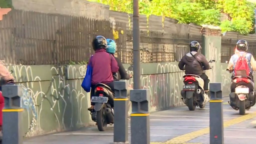 Mobil Bak Angkut Pelajar Lebihi Muatan & Motor Melintas di Trotoar
