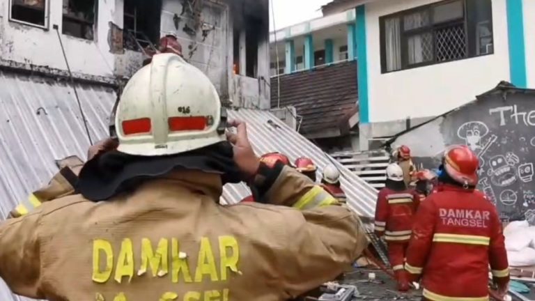 Petugas Damkar Terluka Saat Padamkan Kebakaran Gudang Elektronik di Ciputat