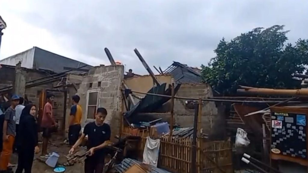 Puting Beliung Rusak Ratusan Rumah di Tambun Selatan Bekasi