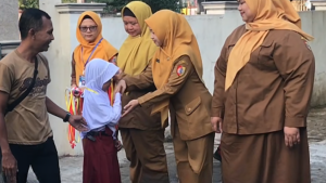 Hari Pertama Sekolah Penuh Keseruan, dari Tradisi Berebut Bangku hingga MPLS Bertema Dunia Bawah Laut